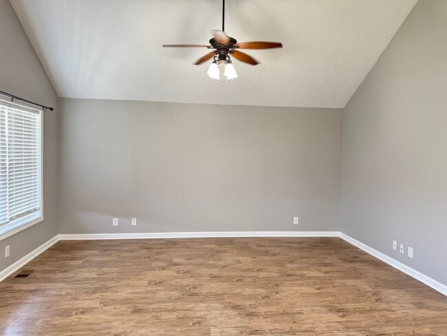 Building Photo - Cute 3 Bedroom Ranch in Fox Crossing! Conv...