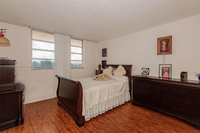 Building Photo - 1833 S Ocean Dr