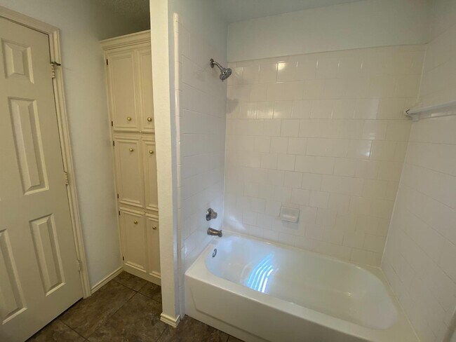 Building Photo - 401 Kline Ave