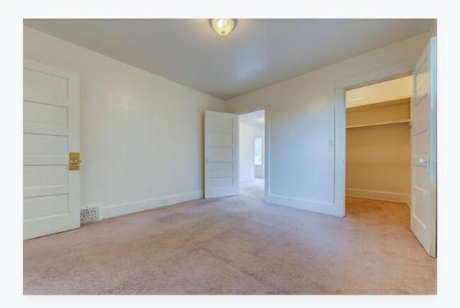 Building Photo - 8 bedroom in Seattle WA 98105