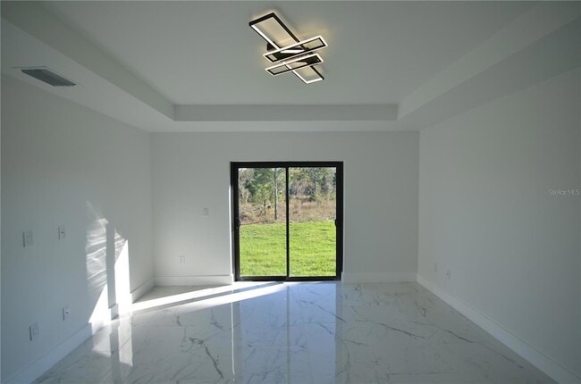 Building Photo - 1242 Hathor St E
