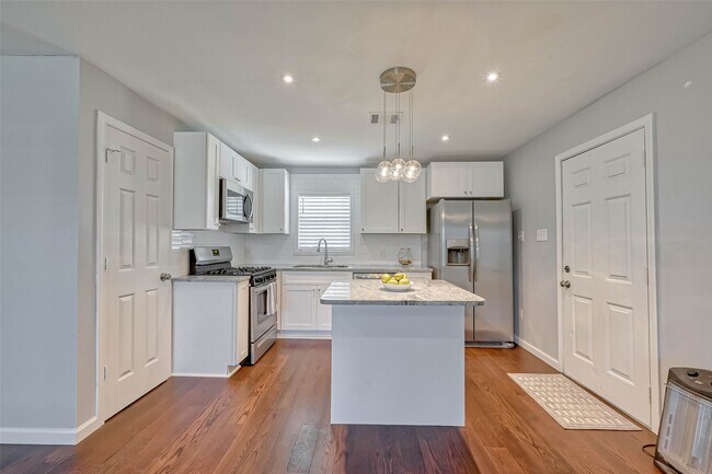 Building Photo - 3818 Noah St