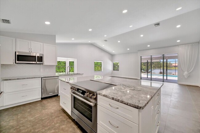 Building Photo - Stunning 3 Bed/ 2 Bath Pool Home in Longwood Run ~ UTC