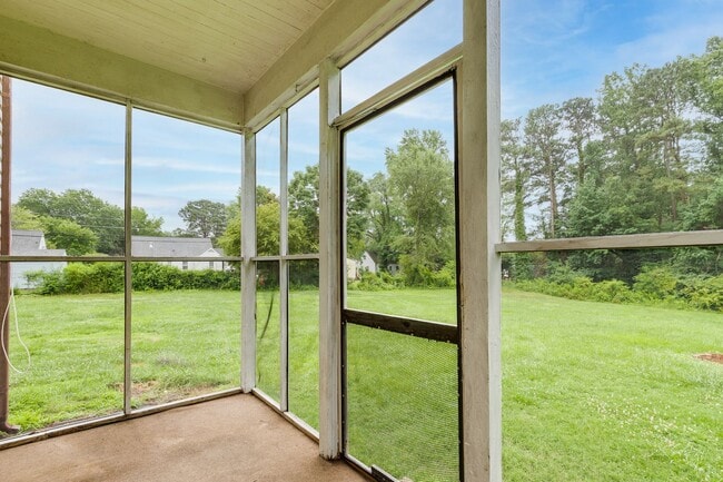 Building Photo - Large West End Rental off of Three Chopt R...