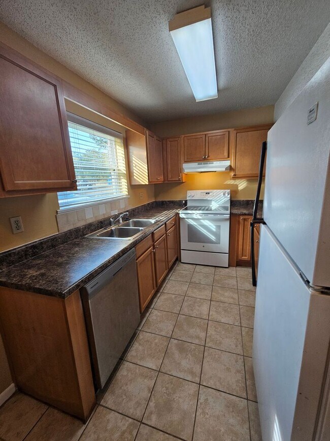 Building Photo - Charming 2-Bed, 2.5-Bath Townhome in the Highly Sought-After Landings at Lake Caroline! *1/2 OFF ...