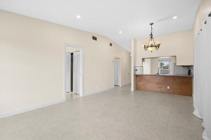 Building Photo - 5540 Lakewood Cir S