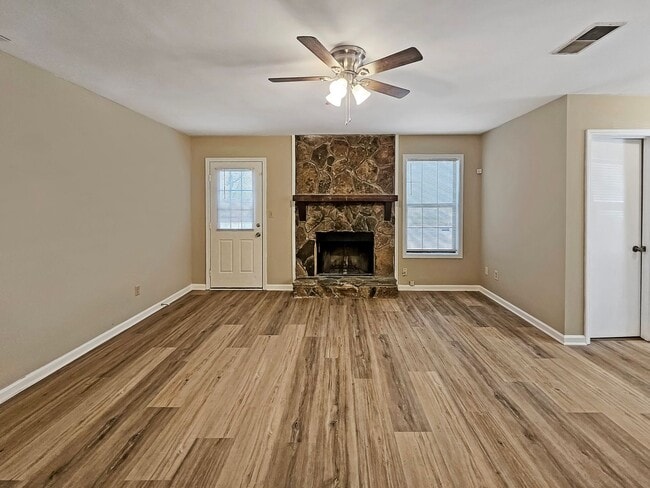 Building Photo - Recently Updated 2/2.5 Flat in Duplex Building