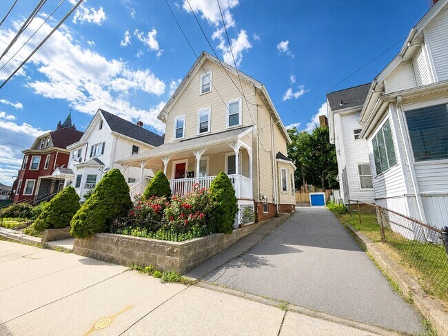 Building Photo - 32 Mansfield St
