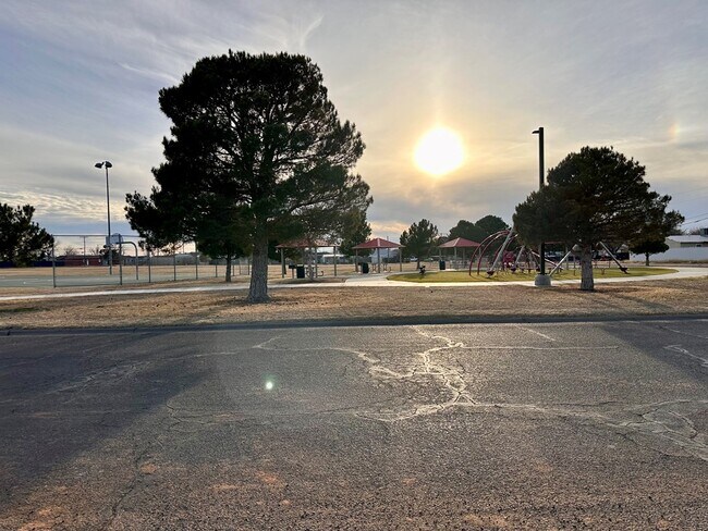 Building Photo - 3120 Chestnut Ave