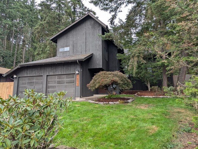 Building Photo - Fantastic 4 Bedroom, 2 Bath Home In The Th...