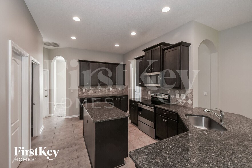 Building Photo - 13737 Devan Lee Dr N