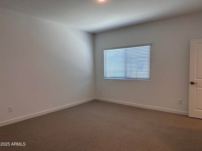 Building Photo - 2819 W Red Fox Rd