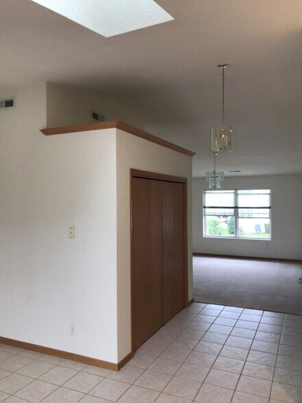 Building Photo - 4388 Camelot Dr