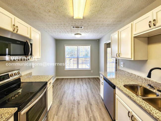 Building Photo - 511 White Oak Dr