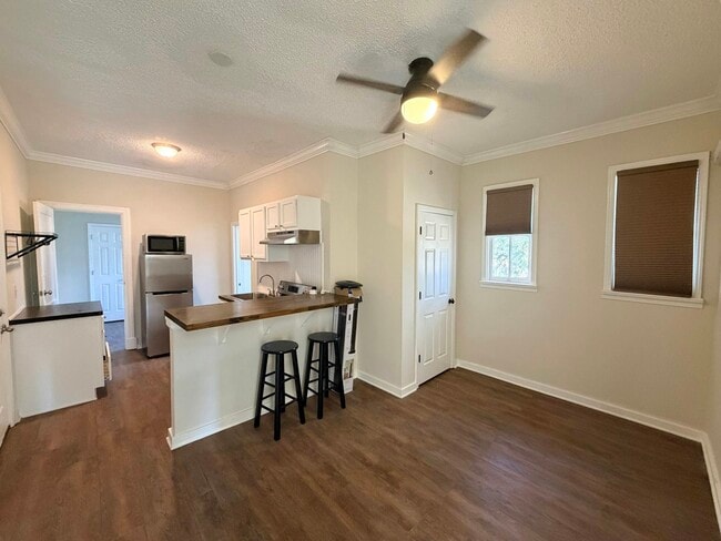 Building Photo - 814 N Congress St