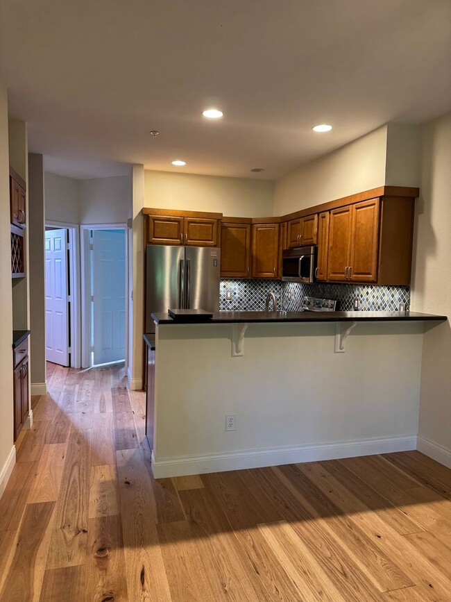 Building Photo - Gorgeous Townhome with W/S/G AND Gas!