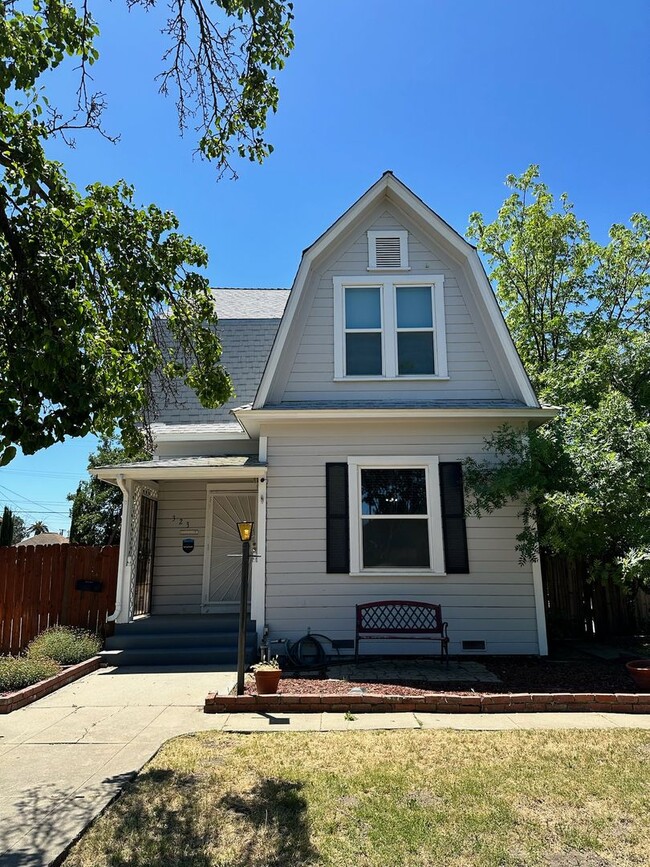 Building Photo - Charming home for rent in Hanford