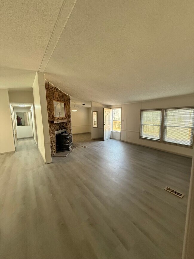 Building Photo - Beautifully renovated 3 Bedroom Home in Am...
