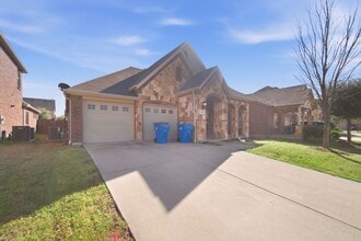 Building Photo - 2306 Lucerne Dr