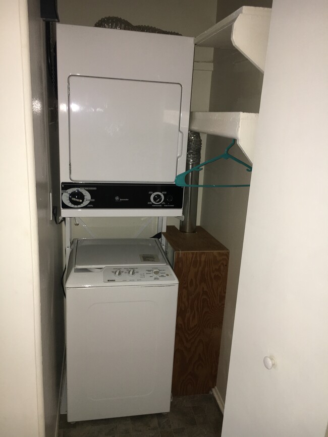 Washer dryer in unit - 536 E Fox Hills Dr