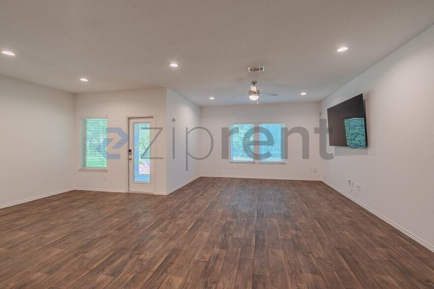 Building Photo - Unit