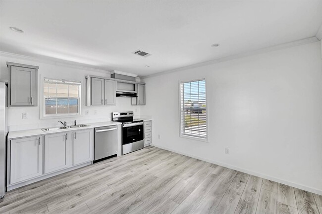 Building Photo - 2410 Skyview St