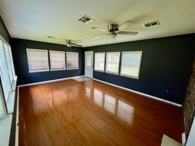 Building Photo - 113 Tinsley Dr