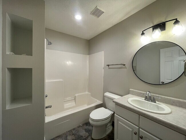 Building Photo - "Charming 3-Bedroom Retreat with 2 Baths i...