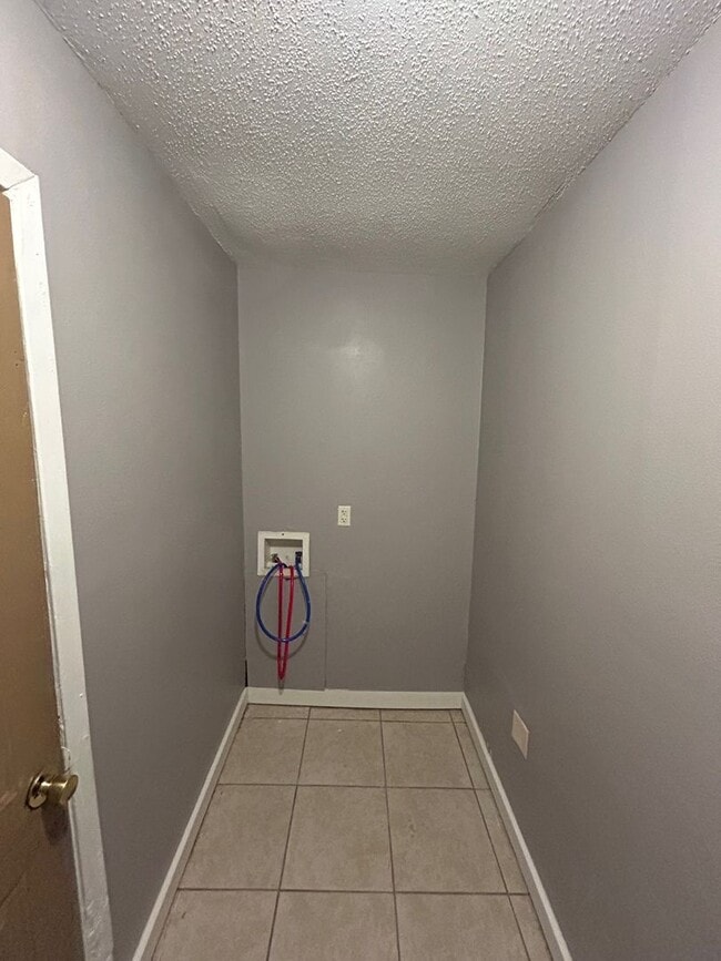 Building Photo - Moss Point 3 Bedroom