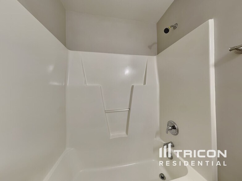 Building Photo - 9514 Parkridge Dr