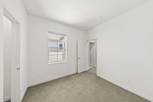 Building Photo - Love your life at Escaya in Chula Vista! 4Bed/2.5Ba attached garage home for rent