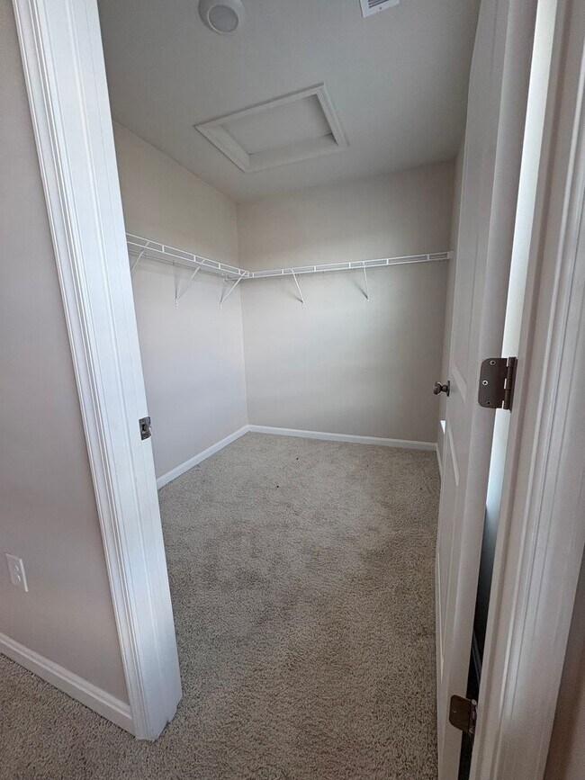 Building Photo - 3 Bedroom 2.5 Bath Townhouse Locust Run Northeastern SD