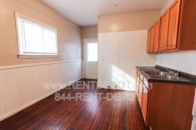 Building Photo - 1501 Henning Ave