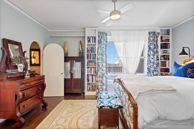 Building Photo - 2130 N Lincoln Park W