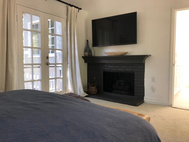 Building Photo - Luxury 5 Bed, 3 Bath - Entertainers Dream!