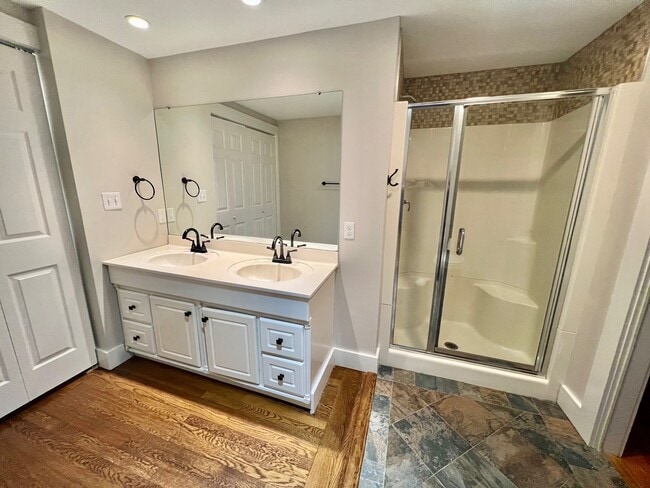 Building Photo - 435 Foxon Rd