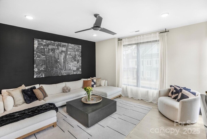 Building Photo - 215 Freeland Ln