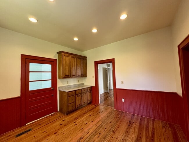 Building Photo - 506 Mayes Ave