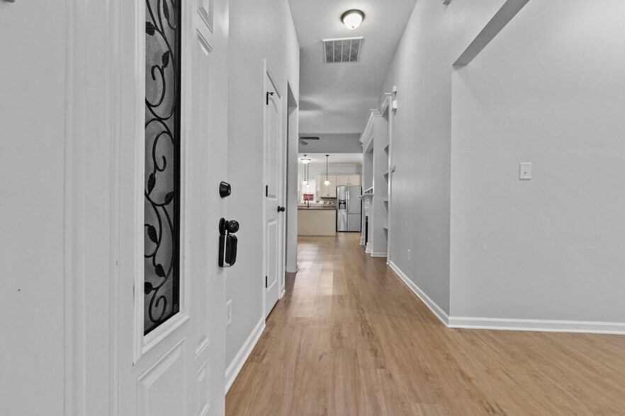 Building Photo - 6471 Chamblee Dr