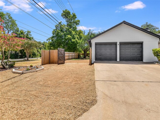 Building Photo - 4301 Balcones Woods Dr