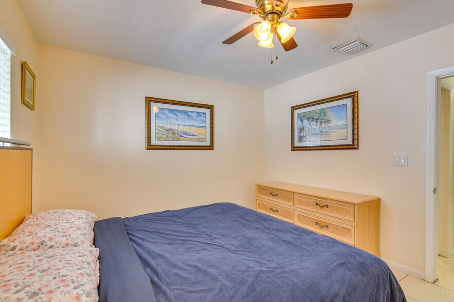 Building Photo - 412 NE 4th Ave