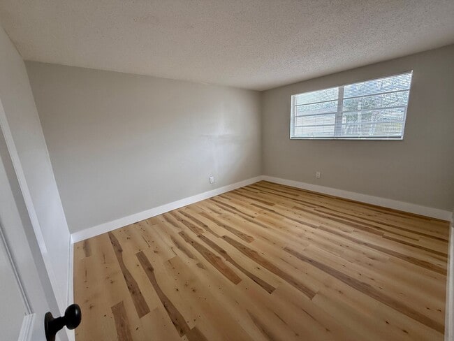 Building Photo - NEW PRICE!- Beautifully Updated 2/2 Home