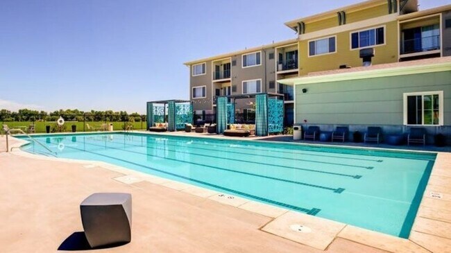 Building Photo - 550 Viridian Dr