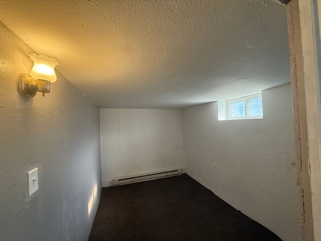Building Photo - Pet Friendly, One Car Detached Garage, Own...