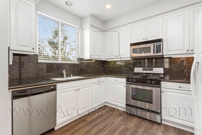 Building Photo - Beautiful 3 Bed/3.5 Bath Condo In Tustin!
