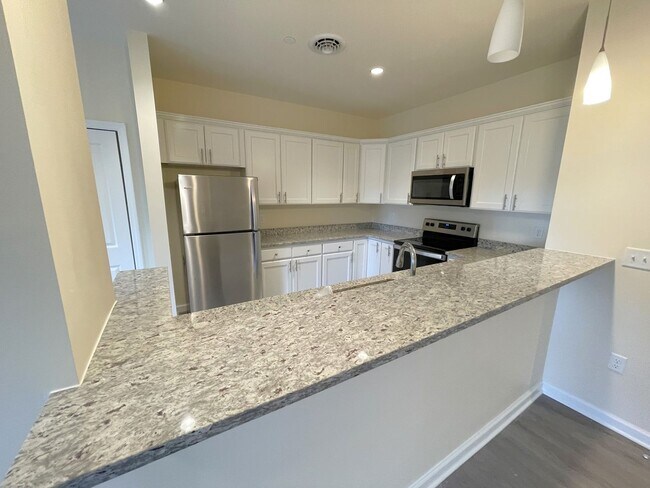 Building Photo - Stylish 1-Bed • 819 Sq. Ft. • Free Interne...