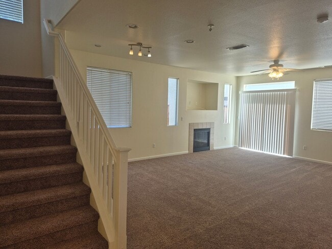 Building Photo - Adorable 3 bedroom 2.5 bath home with loft