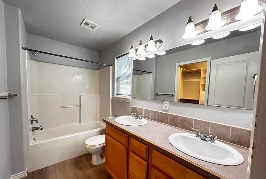 Primary bath - 8455 W Harmonica Way