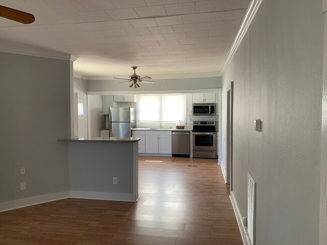 Building Photo - 421 Woodlawn Ave