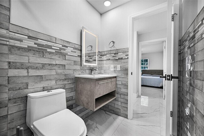 Building Photo - 6279 Bay Club Dr